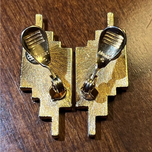 Vintage Monet Gold Tone Bars Red White Blue Rhinestones Clip On Earrings - Picture 6 of 6